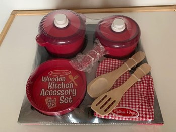 Melissa m10g Doug Wooden kitchen accessory set